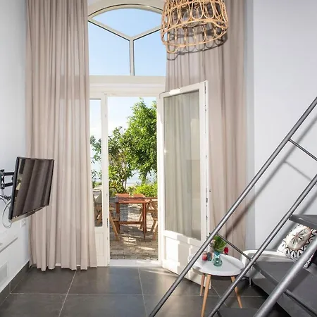 Sandy Feet - Beachfront Loft Studio *